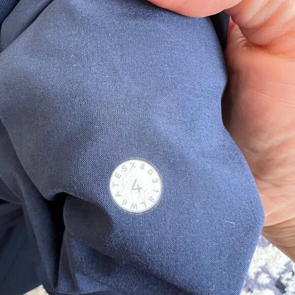 Lululemon On The Fly crop 23”, Navy blue, Size 4 B104 - Picture 7 of 7